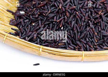 Il nero di riso al gelsomino (Riso Berry) nel cestello di bambù bianco isolato Foto Stock