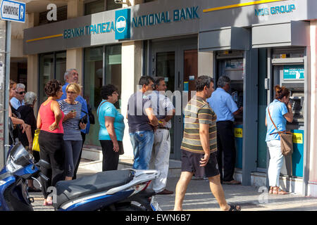 Creta, Grecia. Il 28 giugno, 2015. Persone prelevare denaro dal bancomat, Rethimno, Creta, Grecia Foto Stock