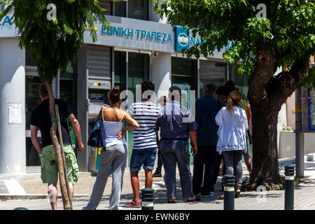 Creta, Grecia. Il 28 giugno, 2015. Persone prelevare denaro dal bancomat, Rethimno, Creta, Grecia Foto Stock