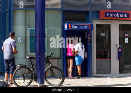 Creta, Grecia. Il 28 giugno, 2015. Persone prelevare denaro dal bancomat, Rethimno, Creta, Grecia Foto Stock