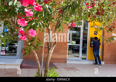 Creta, Grecia. Il 28 giugno, 2015. Persone prelevare denaro dal bancomat, Rethimno, Creta, Grecia Foto Stock