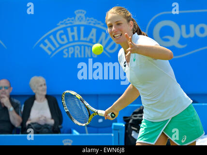 Johanna Konta (GB) giocando a Aegon International, Eastbourne, 24 giugno 2015 Foto Stock