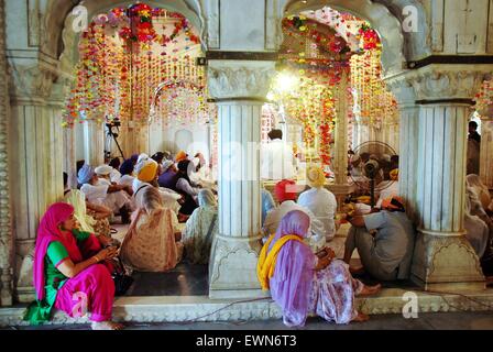 Lahore. Il 29 giugno, 2015. La religione sikh pellegrini si riuniranno presso il mausoleo di Maharaja Ranjit Singh durante le commemorazioni per la sua 176anniversario della morte in Pakistan orientale di Lahore il 29 giugno 2015. Centinaia di pellegrini Sikh arrivato in Pakistan per assistere a una cerimonia di 176anniversario della morte del Maharaja Ranjit Singh, il fondatore della religione Sikh impero. © Sajjad/Xinhua/Alamy Live News Foto Stock