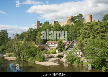 Ludlow Castle, Shropshire, stando in piedi in alto sopra il fiume Teme Foto Stock