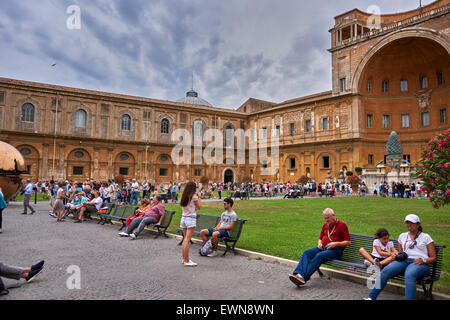 I Musei Vaticani (Italiano: Musei Vaticani) sono i musei della Città del Vaticano e sono situati all'interno della città limiti. Foto Stock