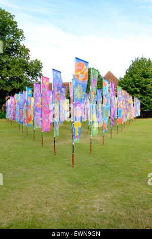 Colorata bandiera Batik Art installazione presso la Cattedrale di Salisbury WILTSHIRE REGNO UNITO Foto Stock