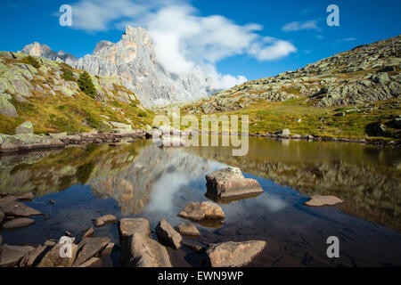 Vista sul monte Cimon della pala, il gruppo delle pala di San Martino. Lago alpino. Le Dolomiti Del Trentino. Alpi Italiane. Europa. Foto Stock