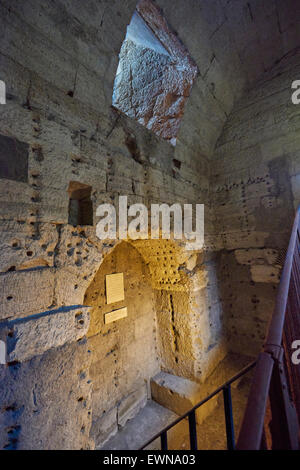 Il Mausoleo di Adriano, usualmente noto come Castel Sant'Angelo, è un imponente edificio cilindrico nel Parco Adriano, Roma, Italia. Foto Stock