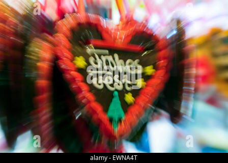 "Frohes Fest' significa Buon Natale su un cuore di panpepato su un mercato di natale, ingranditi e sfocate in Germania Europa Foto Stock