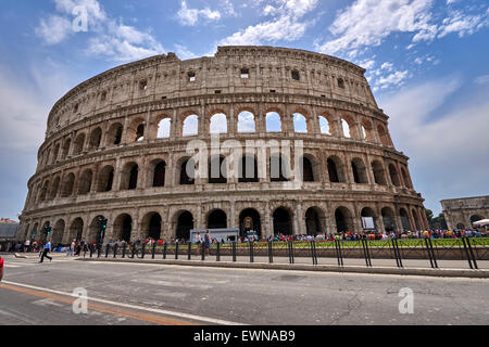 Il Colosseo o il Colosseo, è un anfiteatro di forma ellittica al centro della città di Roma, Italia Foto Stock