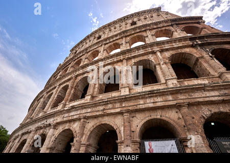 Il Colosseo o il Colosseo, è un anfiteatro di forma ellittica al centro della città di Roma, Italia Foto Stock