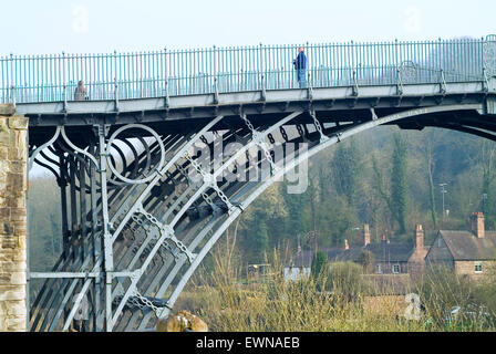 Primo ponte di ferro nel mondo di Abraham Darby III attraversato il fiume Severn a Ironbridge Shropshire England Regno Unito Europa Foto Stock