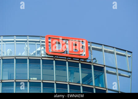 DB Tower presso la piazza Potsdamer, particolare della facciata con il logo della stazione ferroviaria tedesca Deutsche Bahn Berlin Germania Europa Foto Stock