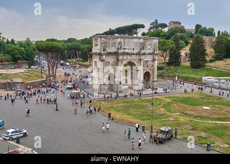 L'Arco di Costantino è un arco trionfale a Roma, situato tra il Colosseo e Palatino Foto Stock