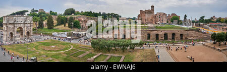 L'Arco di Costantino è un arco trionfale a Roma, situato tra il Colosseo e Palatino Foto Stock