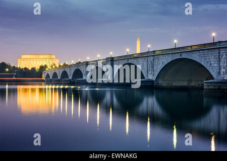 Washington DC, Stati Uniti d'America skyline sul Fiume Potomac con Lincoln Memorial, Washington Memorial, e Arlington Memorial Bridge. Foto Stock