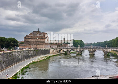 Il Mausoleo di Adriano, usualmente noto come Castel Sant'Angelo, è un imponente edificio cilindrico nel Parco Adriano, Roma, Italia. Foto Stock