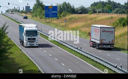Camion guidare sulla strada federale 112 a Francoforte sull'Oder (Germania), 29 giugno 2015. A diverse sezioni di nove strade che conducono attraverso il Brandeburgo sarà riscosso un pedaggio per i carrelli a partire dal 01 luglio 2015. Il pedaggio influisce su tutti i carrelli con un peso di 12 tonnellate e più. Un portavoce ha detto che l'Ufficio federale tedesco per il trasporto di merci (BAG) sarà responsabile dei controlli regolari. Foto: Patrick Pleul/dpa Foto Stock