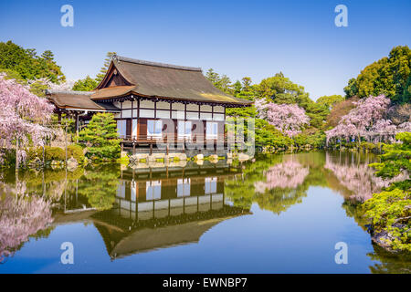Kyoto, Giappone primavera al Santuario Heian stagno del giardino e eventi speciali hall. Foto Stock