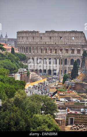 Il Colosseo o il Colosseo, è un anfiteatro di forma ellittica al centro della città di Roma, Italia Foto Stock