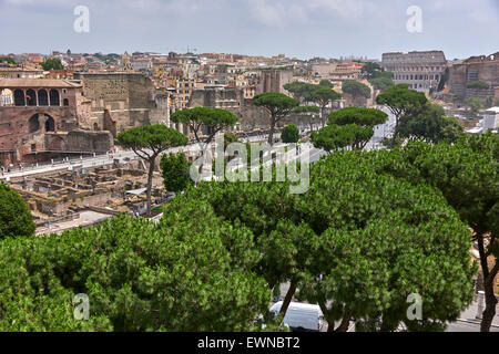 Il Foro Romano è un foro rettangolare al centro della città di Roma Foto Stock