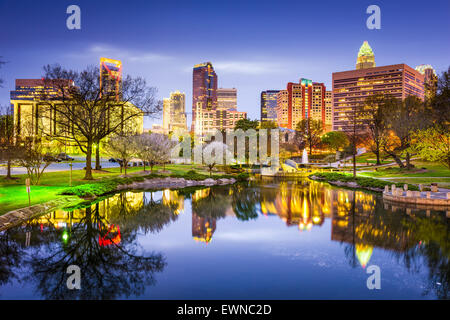 Charlotte, North Carolina, Stati Uniti d'America uptown skyline presso il Marshall Park. Foto Stock