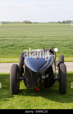 Vista posteriore di vintage open top, aprire con ruote, boat tail Bugatti auto da corsa in auto di erba Foto Stock