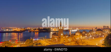 Un panorama del porto di Amburgo dopo il tramonto Foto Stock