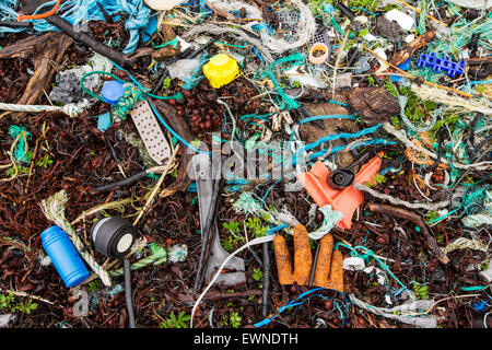 Rifiuti di plastica si è incagliata su Rubha Coigeach in Assynt, Scotland, Regno Unito. Foto Stock