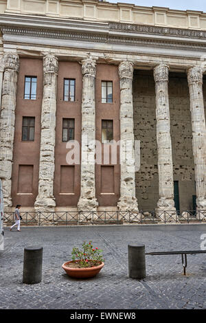 Il Tempio di Adriano (o Hadrianeum o Adriano) è un tempio romano che si trova a Roma, in Piazza di Pietra Foto Stock