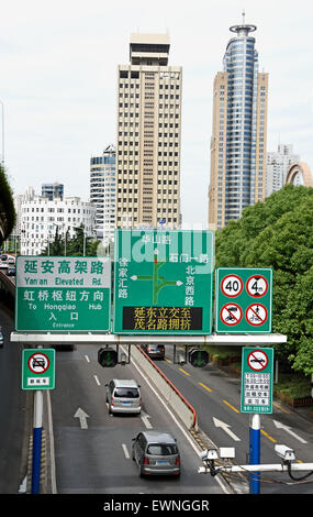 Il traffico della città di Shanghai Piazza del Popolo Nanjing Road Xizang Road Huangpu District cinese Cina Foto Stock