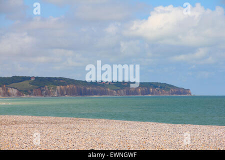 Scogliere lungo la costa e la spiaggia di ciottoli di Dieppe Foto Stock