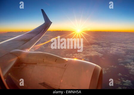 Vista tramonto dalla finestra di aeroplano Foto Stock