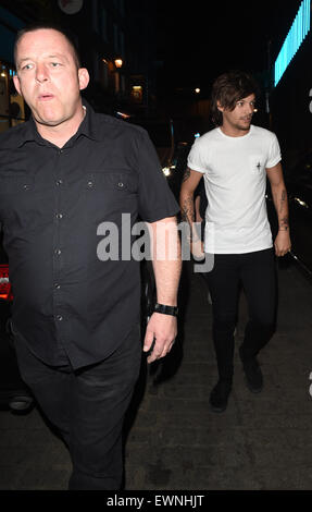 Louis Tomlinson visto fuori e circa partying a Londra presso il Cirque du Soir nightclub di Mayfair. Dotato di: Louis Tomlinson dove: Londra, Regno Unito quando: 23 Apr 2015 Foto Stock