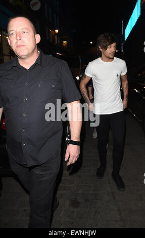 Louis Tomlinson visto fuori e circa partying a Londra presso il Cirque du Soir nightclub di Mayfair. Dotato di: Louis Tomlinson dove: Londra, Regno Unito quando: 23 Apr 2015 Foto Stock