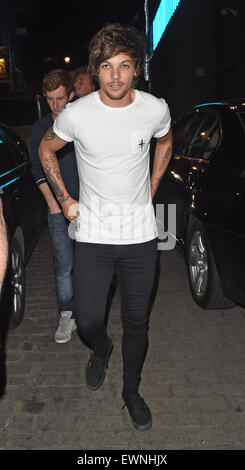 Louis Tomlinson visto fuori e circa partying a Londra presso il Cirque du Soir nightclub di Mayfair. Dotato di: Louis Tomlinson dove: Londra, Regno Unito quando: 23 Apr 2015 Foto Stock