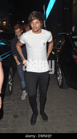 Louis Tomlinson visto fuori e circa partying a Londra presso il Cirque du Soir nightclub di Mayfair. Dotato di: Louis Tomlinson dove: Londra, Regno Unito quando: 23 Apr 2015 Foto Stock