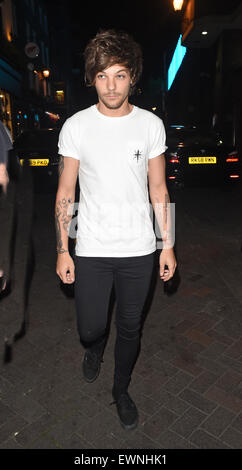 Louis Tomlinson visto fuori e circa partying a Londra presso il Cirque du Soir nightclub di Mayfair. Dotato di: Louis Tomlinson dove: Londra, Regno Unito quando: 23 Apr 2015 Foto Stock