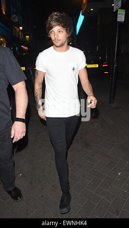 Louis Tomlinson visto fuori e circa partying a Londra presso il Cirque du Soir nightclub di Mayfair. Dotato di: Louis Tomlinson dove: Londra, Regno Unito quando: 23 Apr 2015 Foto Stock