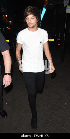 Louis Tomlinson visto fuori e circa partying a Londra presso il Cirque du Soir nightclub di Mayfair. Dotato di: Louis Tomlinson dove: Londra, Regno Unito quando: 23 Apr 2015 Foto Stock