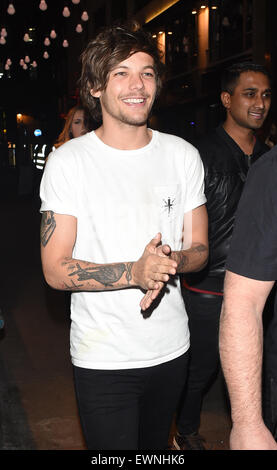 Louis Tomlinson visto fuori e circa partying a Londra presso il Cirque du Soir nightclub di Mayfair. Dotato di: Louis Tomlinson dove: Londra, Regno Unito quando: 23 Apr 2015 Foto Stock