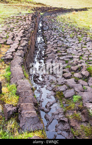 La torba per taglio di carburante sul isola di Lewis nei pressi di Stornoway, Ebridi Esterne, Scotland, Regno Unito. Foto Stock