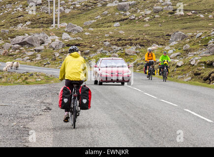 I ciclisti cicloturismo sull'Isle of Harris, Ebridi Esterne, Scotland, Regno Unito. Foto Stock