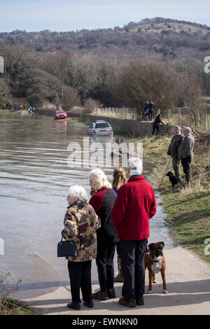 Alta Marea percorrendo la strada a nuovi granai vicino a Arnside, Cumbria. Foto Stock