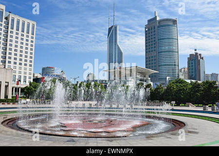 Fontana con persone e bambini su Piazza del Popolo governo comunale edificio comune di Shanghai Cina città skyline Foto Stock