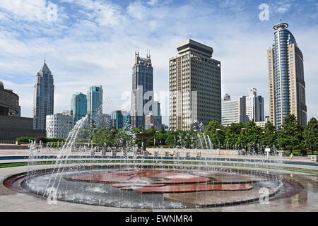 Fontana con persone e bambini su Piazza del Popolo governo comunale edificio comune di Shanghai Cina città skyline Foto Stock