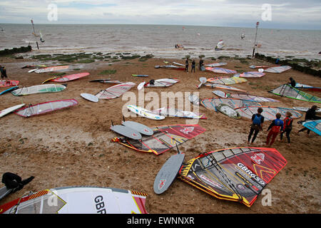 Hunstanton, Norfolk, Regno Unito. Il 28 giugno, 2015. Windsurfers preparare per andare al mare a Hunstanton, Norfolk. © Paul Marriott Fotografia Foto Stock