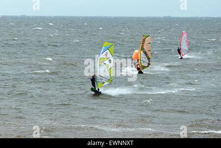 Hunstanton, Norfolk, Regno Unito. Il 28 giugno, 2015. Windsurfers godendo le condizioni blustery a Hunstanton, Norfolk. © Paul Marriott Fotografia Foto Stock