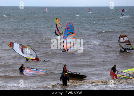 Hunstanton, Norfolk, Regno Unito. Il 28 giugno, 2015. Windsurfers godendo le condizioni ventose a Hunstanton, Norfolk. © Paul Marriott Fotografia Foto Stock