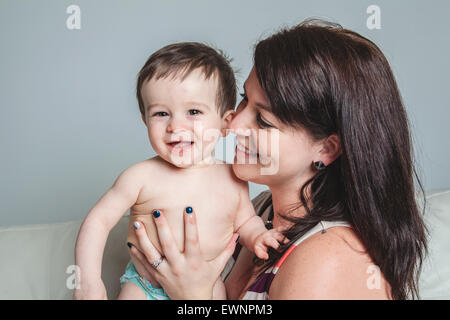 La madre e il bambino a casa Foto Stock